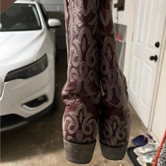 Stylish Embroidered Heeled Boots - Red - Picture 3 of 3